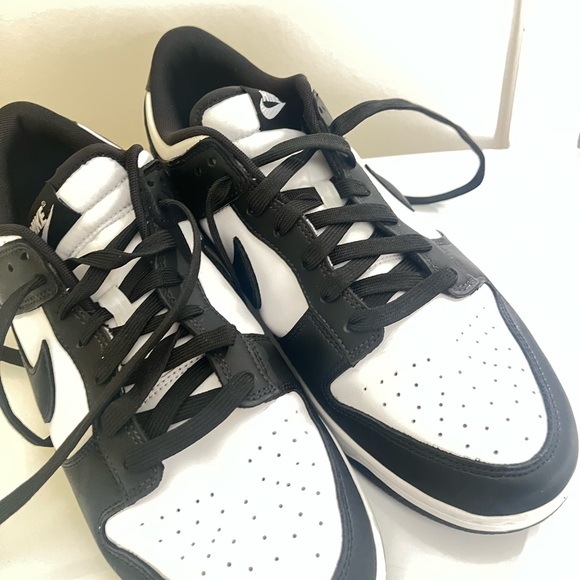Nike Low-Top Sneakers in Black and White - Picture 6 of 8